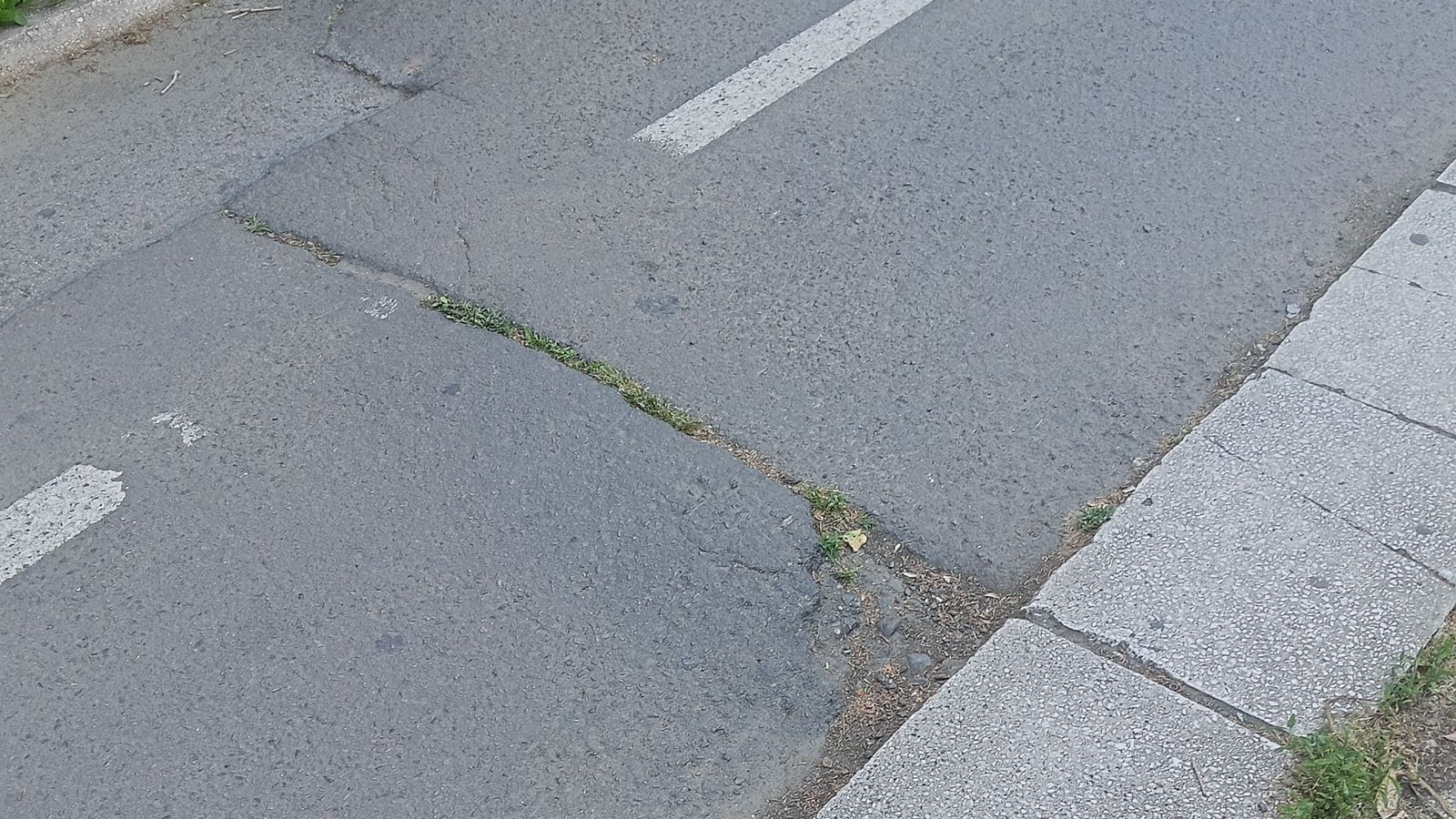 Oštećenje bic. staze na Bul. oslobođenja 50