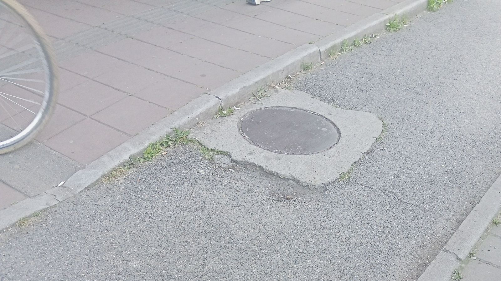 Oštećenje bic. staze u Braće Ribnikar 41