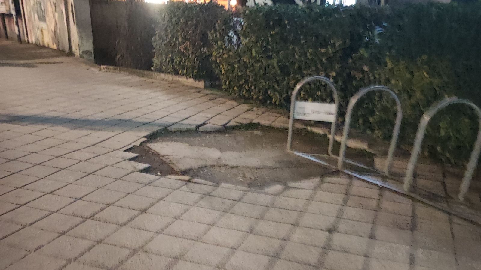 Prijava oštećenja trotoara na uglu Modene i Bul. Mihajla Pupina