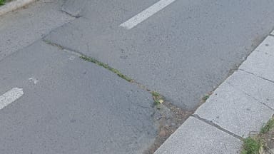 Oštećenje bic. staze na Bul. oslobođenja 50