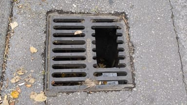 Oštećenje šahta na kolovozu u Veselina Masleše 146
