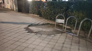 Prijava oštećenja trotoara na uglu Modene i Bul. Mihajla Pupina