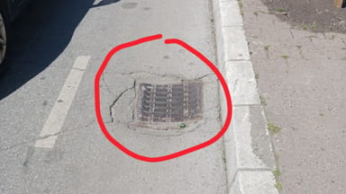 Rupa oko šahta na bici traci na Trgu mladenaca br. 7