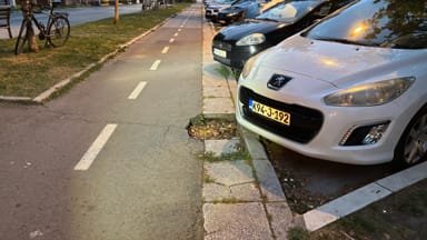 Rupa na biciklističkoj stazi Bulevar oslobođenja 15